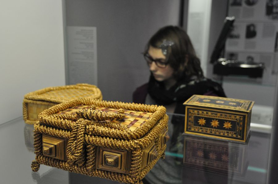 Osteuropäische Zwangsarbeiter fertigten Zierkästen und –körbchen, um sie gegen Lebensmittel oder Kleidungsstücke einzutauschen. Bildnachweis: Kreismuseum Wewelsburg